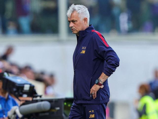 罗马7轮不胜豪赌欧联，穆帅吃牌停赛，发布会弃权